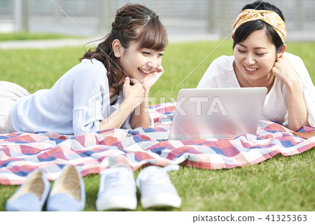 Women watching personal computers 41325363
