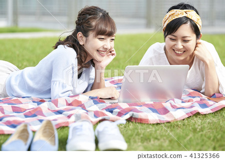 Women watching personal computers Women watching personal computers 41325366