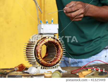 Repairing the engine 41325449