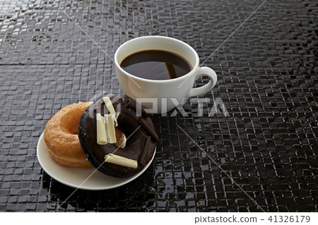 Fresh donuts with hot black coffee 41326179
