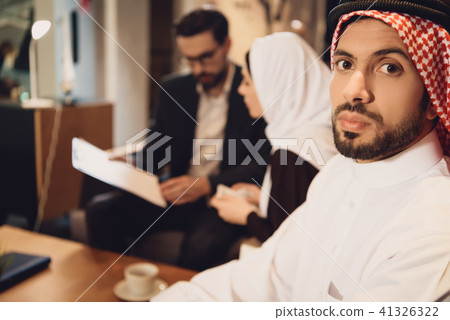 Discouraged Arab man with wife at psychologist Discouraged Arab man with wife at psychologist 41326322