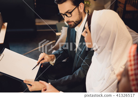 Arab woman tested at psychotherapist office. 41326517
