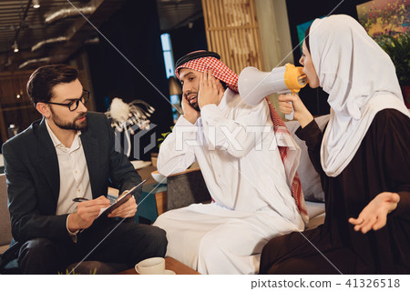 Arab wife at reception of therapist screams 41326518