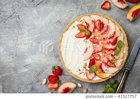 Delicious Tart with peaches and strawberries Delicious Tart with peaches and strawberries 41327757