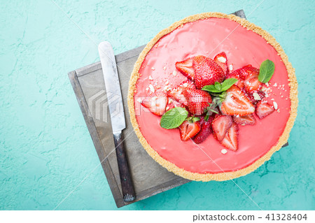 Tart with strawberries 41328404