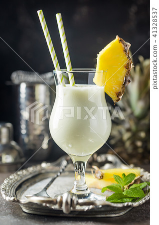 Frozen Pina Colada Cocktail 41328537