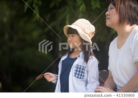Parent and child Parent and child 41330900