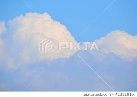 A white mouth cloud that springs into the blue sky 41331010