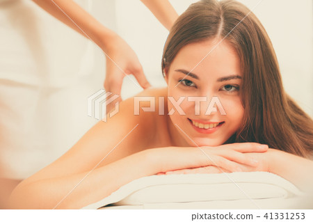 Woman gets back massage spa by massage therapist. Woman gets back massage spa by massage therapist. 41331253