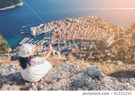 Traveller takes photograph of Dubrovnik with phone Traveller takes photograph of Dubrovnik with phone 41331255