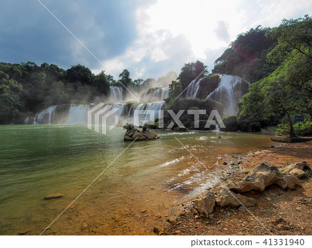 China Guangxi Self-Governmen · Tokuten Falls / Detian Waterfall, Guangxi, China China Guangxi Self-Governmen · Tokuten Falls / Detian Waterfall, Guangxi, China 41331940