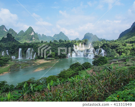 China Guangxi Self-Governmen · Tokuten Falls / Detian Waterfall, Guangxi, China China Guangxi Self-Governmen · Tokuten Falls / Detian Waterfall, Guangxi, China 41331949