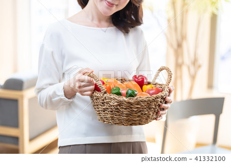 Women with vegetables Women with vegetables 41332100