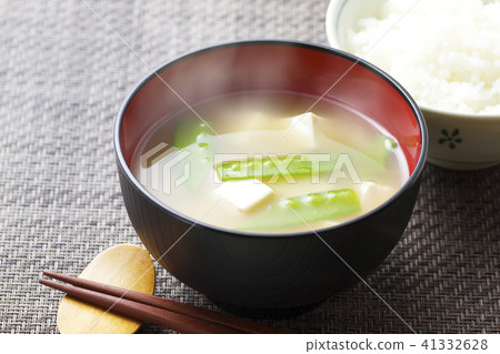 Miso soup of silk shea and tofu 33 Miso soup of silk shea and tofu 33 41332628