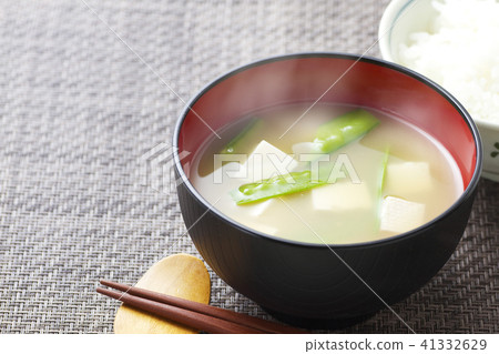 Miso soup of silk shea and tofu 34 Miso soup of silk shea and tofu 34 41332629