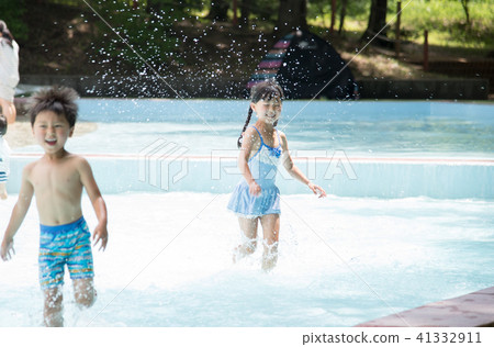 孩子們在玩水 孩子們在玩水 41332911