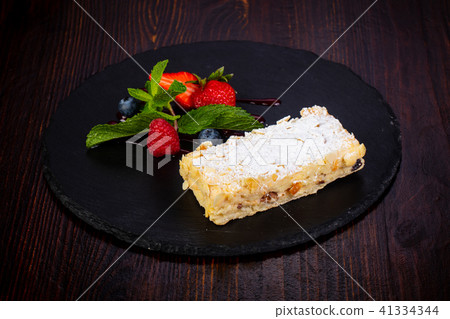 Napoleon layered cake 41334344