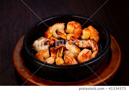 Roasted shrimps in the pan Roasted shrimps in the pan 41334373