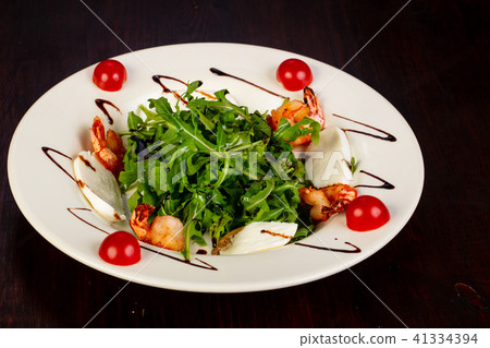 Salad with mozzarella and prawns Salad with mozzarella and prawns 41334394