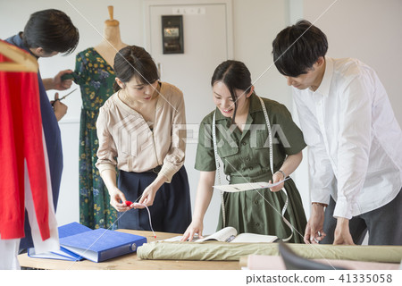 男性女設計師Pataner服裝時裝設計師微笑設計定制 41335058