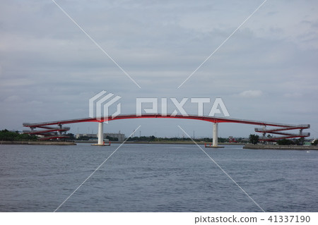 一座大紅色橋樑在日本的海 一座大紅色橋樑在日本的海 41337190