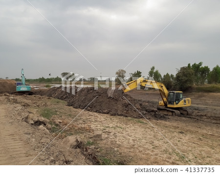 Backhoe is dredging the river 41337735