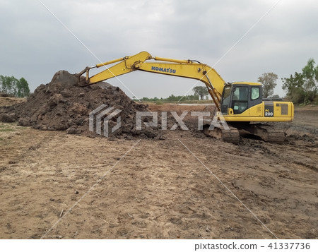 Backhoe is dredging the river 41337736