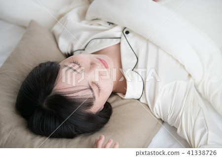 A young Japanese woman sleeping 41338726