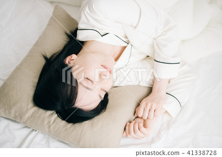 A young Japanese woman sleeping 41338728