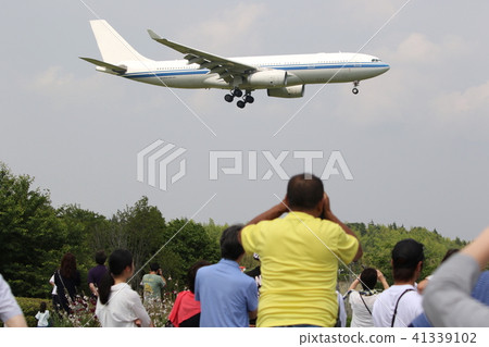 Land aircraft and visitors 41339102