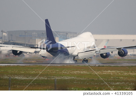 B 747的貨運飛機降落在成田機場 41339105