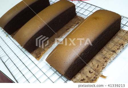 The butter cake just came out of the oven. The butter cake just came out of the oven. 41339213