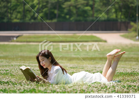 Taking a rest a sunny day  41339371