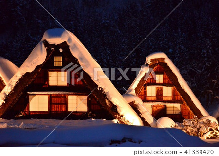 Winter scene of Shirakawago, Gifu Prefecture Winter scene of Shirakawago, Gifu Prefecture 41339420