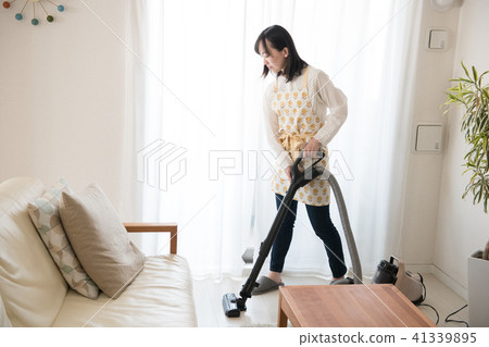 一位年輕的日本女士戴著吸塵器 41339895