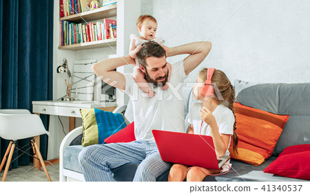 father and his daughters at home 41340537