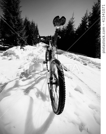Wide view photo of mountain bike in deep snow 41341071