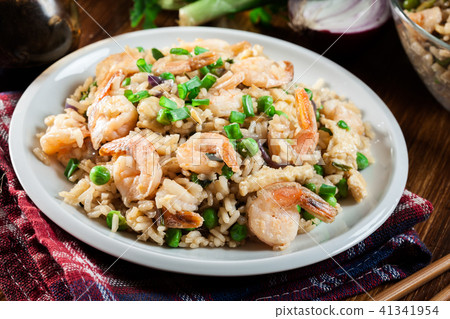 Fried rice with shrimp and vegetables 41341954