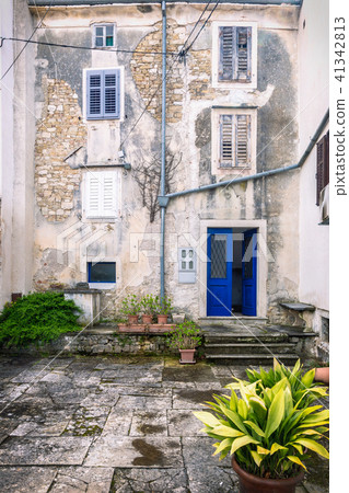 Facade with entrance door and windows. 41342813