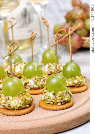 Cottage cheese cushions with grapes 41344009