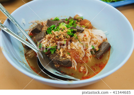 Rice noodles with spicy pork sauce on cup Rice noodles with spicy pork sauce on cup 41344685
