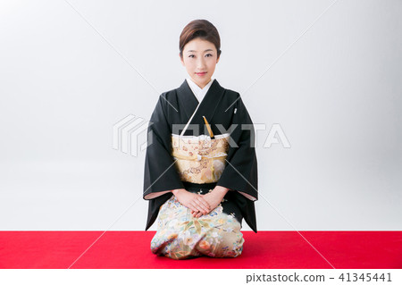 坐著的黑色穿著袖子的女人 41345441