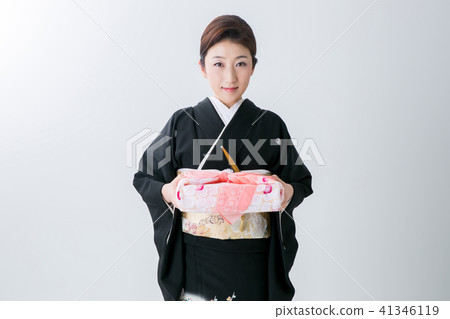 A woman with a black sleeve with a wrapping cloth A woman with a black sleeve with a wrapping cloth 41346119