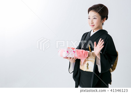 A woman with a black sleeve with a wrapping cloth 41346123