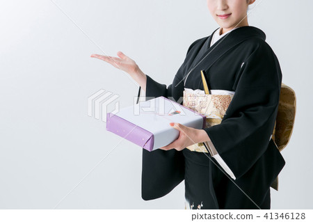 A black sleeve woman with a gift A black sleeve woman with a gift 41346128