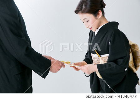 接受弓的黑人穿戴的婦女 41346477