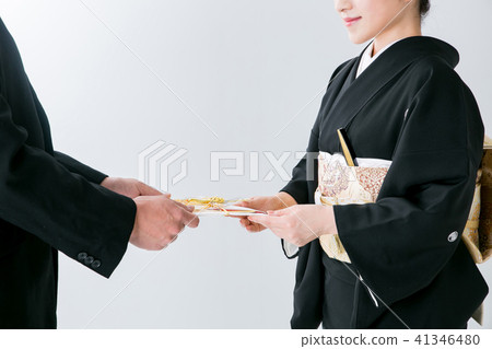 接受弓的黑人穿戴的婦女 41346480