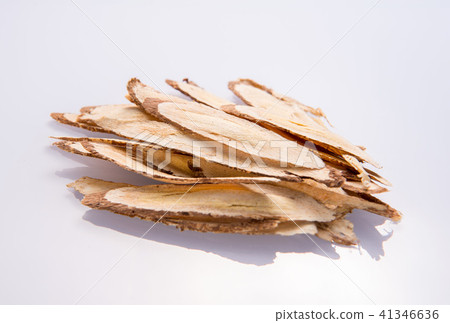 中國傳統中藥材黃耆黃芪白色背景留空astragalus Chinese Herbal 照片素材 圖片 41346636 Pixta圖庫