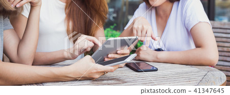 asian women drink coffee and talk with friends. 41347645
