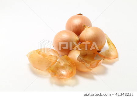 Onion skin, three onions, white background 41348235